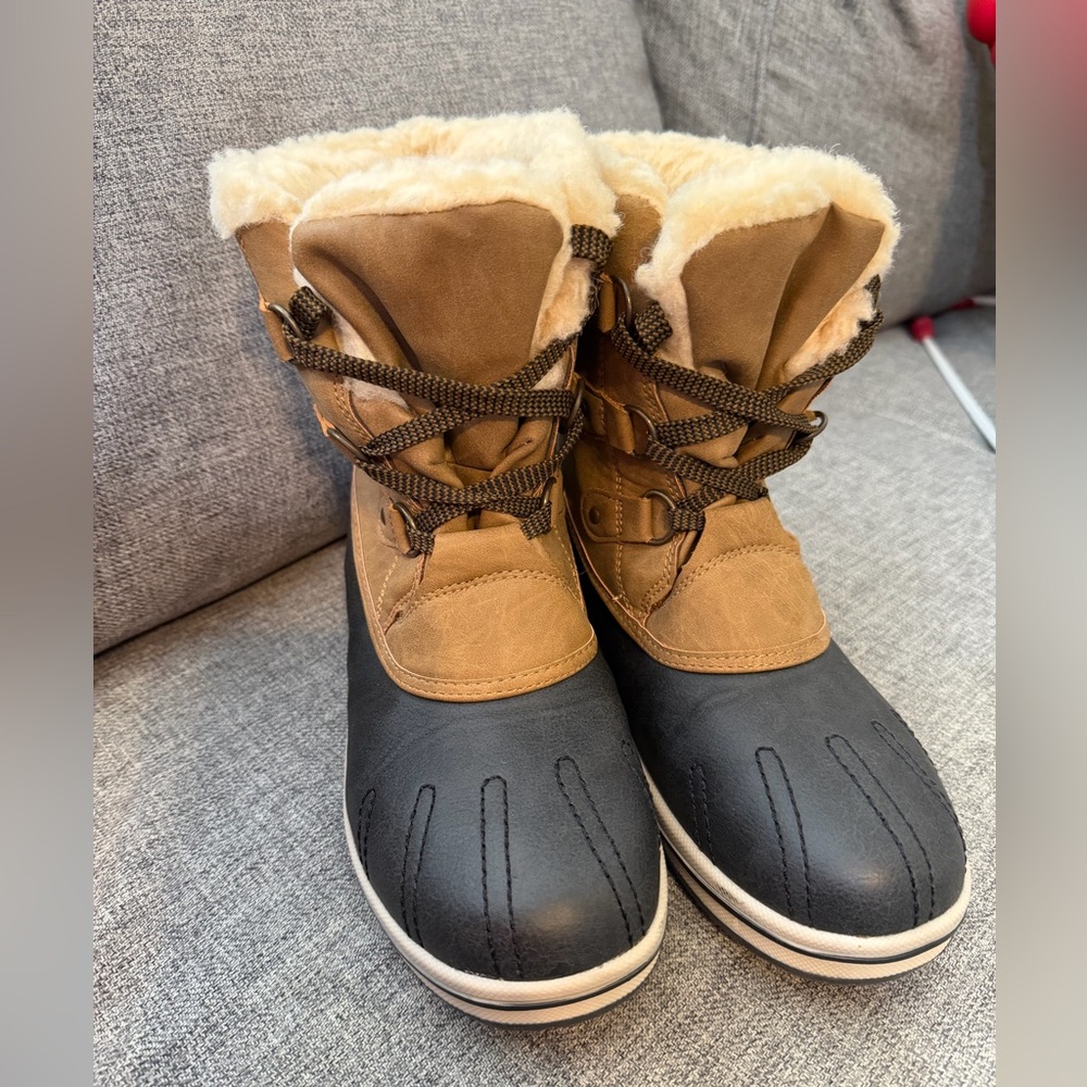 PAWZ Brown and Black Waterproof Winter Lace Up Duck Boots NWOT Woman’s Size 10